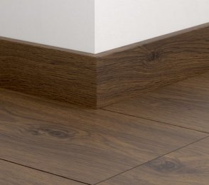 Плинтус из МДФ стандартного цвета "дуб" (58х12 мм x 2,4 м) QU -QSSK05800 коричневый