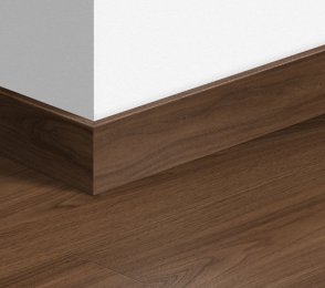 MDF põrandaliist Chic walnut (77mmx14mm x 2,4m) QU -QSPSKR04761 pruun